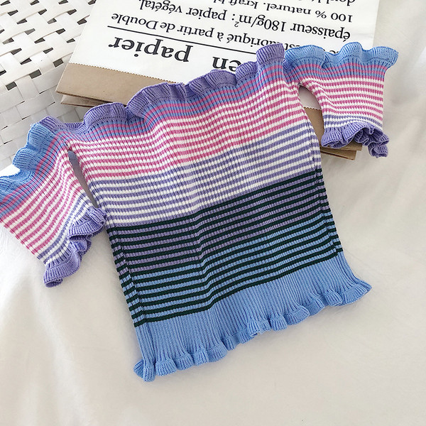 Testhezálló női blúz ejtett ujjakkal és fürtökkel