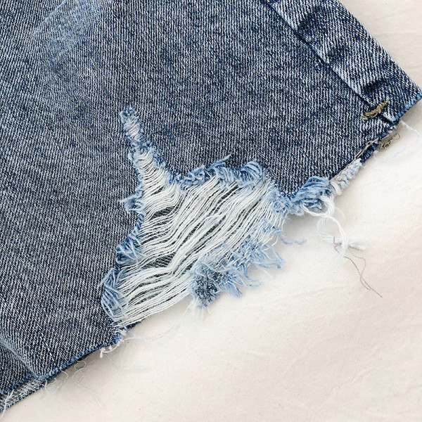 Moderni sieviešu svārki ar augstu vidukli un saplēstiem motīviem