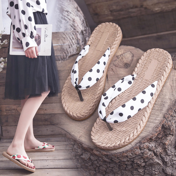 Дамски чехли с равна подметка и цветна каишка 