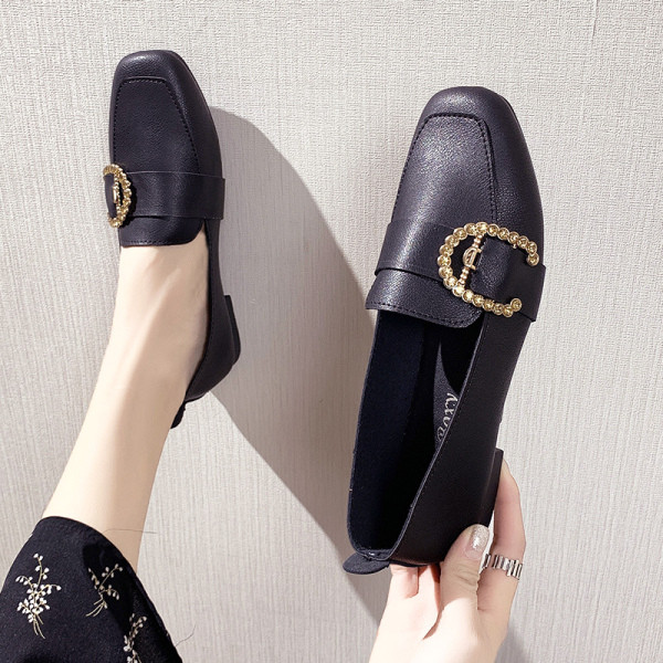 Sieviešu ikdienas apavi ar metāla sprādzi