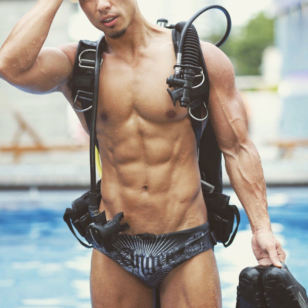 Jauna modeļa vīriešu peldkostīmu biksītes ar uzrakstu un saitēm jostasvietā