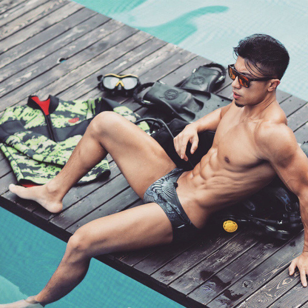 Jauna modeļa vīriešu peldkostīmu biksītes ar uzrakstu un saitēm jostasvietā