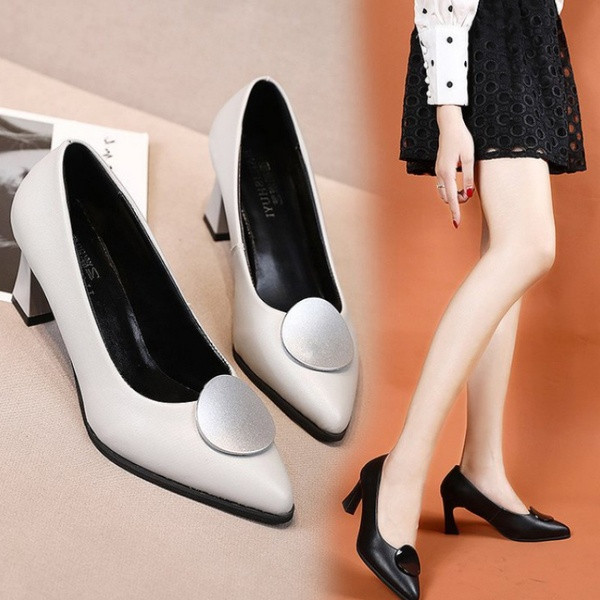 Moderns sieviešu augstpapēžu apavu tīrs modelis