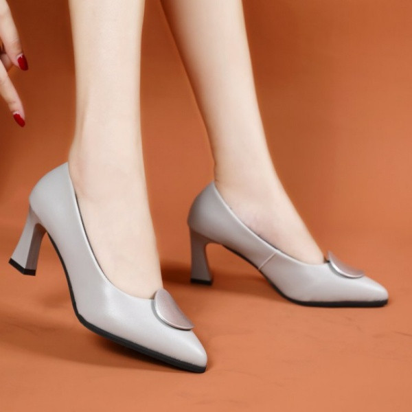 Moderns sieviešu augstpapēžu apavu tīrs modelis