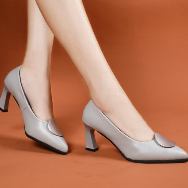 Moderns sieviešu augstpapēžu apavu tīrs modelis