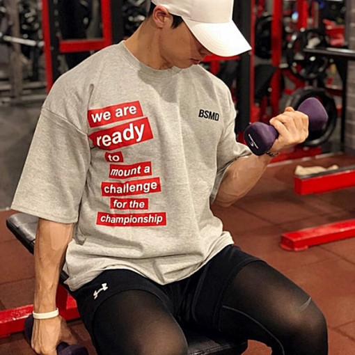 Vīriešu sporta T-krekls ar ovālu kakla izgriezumu un uzrakstiem