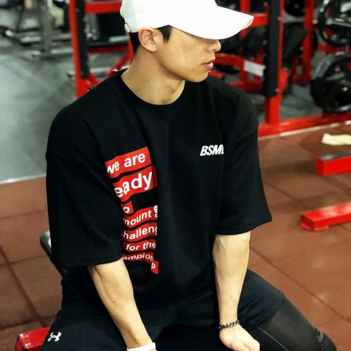 Vīriešu sporta T-krekls ar ovālu kakla izgriezumu un uzrakstiem