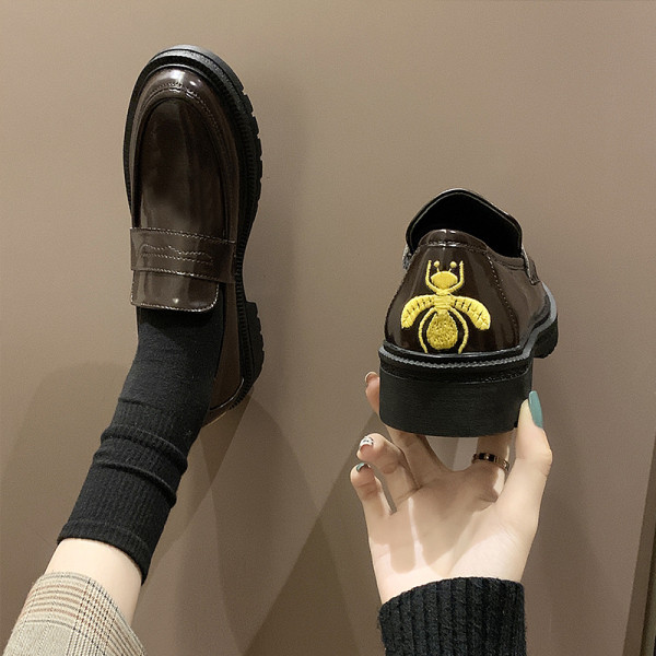 Lameda tallaga naiste vabaajajalatsid - ökonahast ja värvilise tikandiga