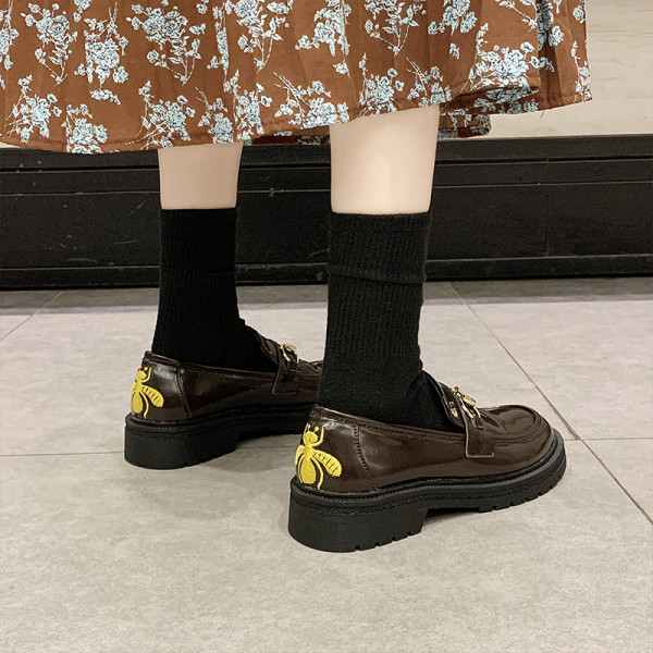 Lameda tallaga naiste vabaajajalatsid - ökonahast ja värvilise tikandiga