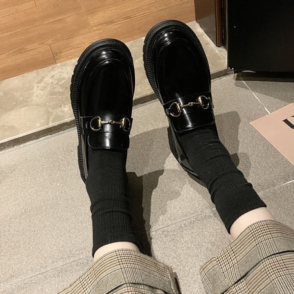 Lameda tallaga naiste vabaajajalatsid - ökonahast ja värvilise tikandiga