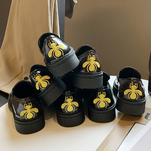 Lameda tallaga naiste vabaajajalatsid - ökonahast ja värvilise tikandiga