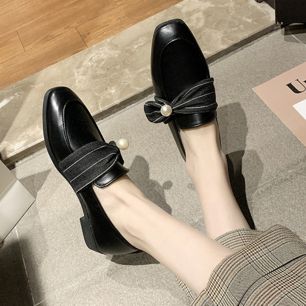 Ikdienas sieviešu apavi ar pērļu elementu - izgatavoti no eko ādas