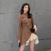 Asimetriska sieviešu kleita ar pogām un pusaugstu apkakli