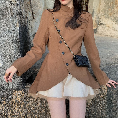 Asimetriska sieviešu kleita ar pogām un pusaugstu apkakli