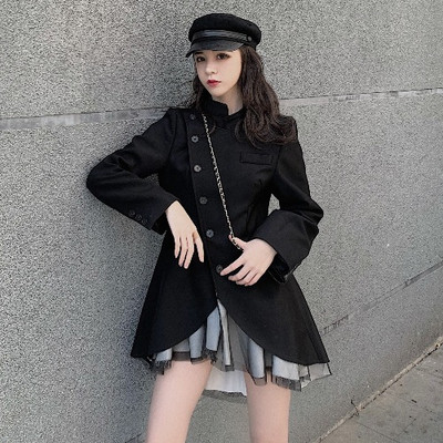 Asimetriska sieviešu kleita ar pogām un pusaugstu apkakli