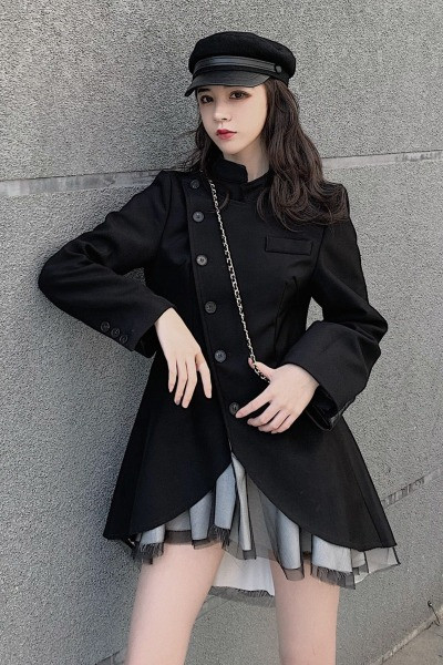 Asimetriska sieviešu kleita ar pogām un pusaugstu apkakli