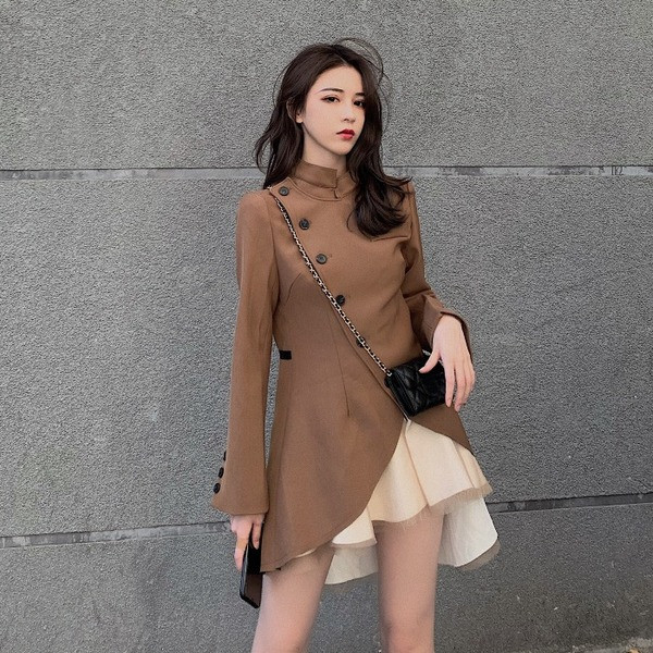 Asimetriska sieviešu kleita ar pogām un pusaugstu apkakli