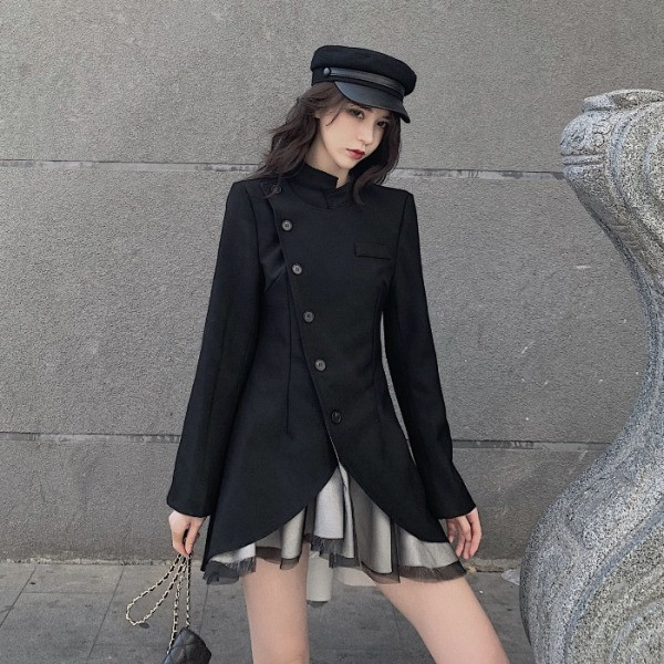 Asimetriska sieviešu kleita ar pogām un pusaugstu apkakli