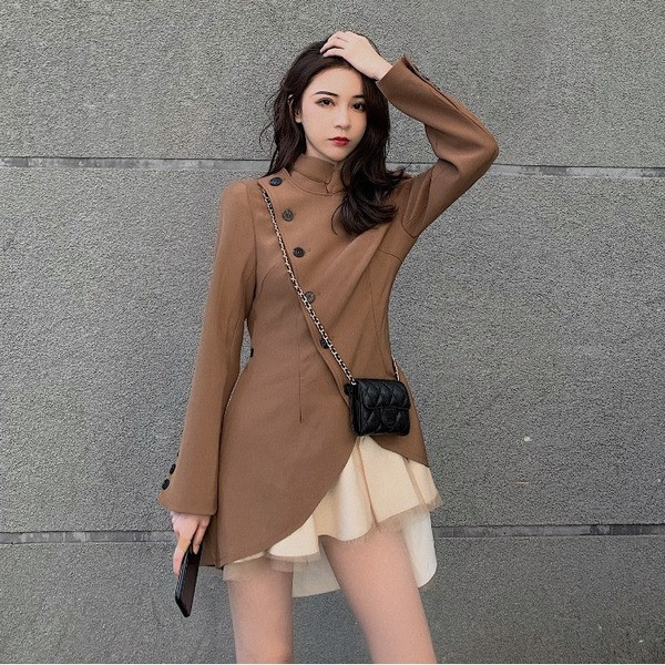 Asimetriska sieviešu kleita ar pogām un pusaugstu apkakli