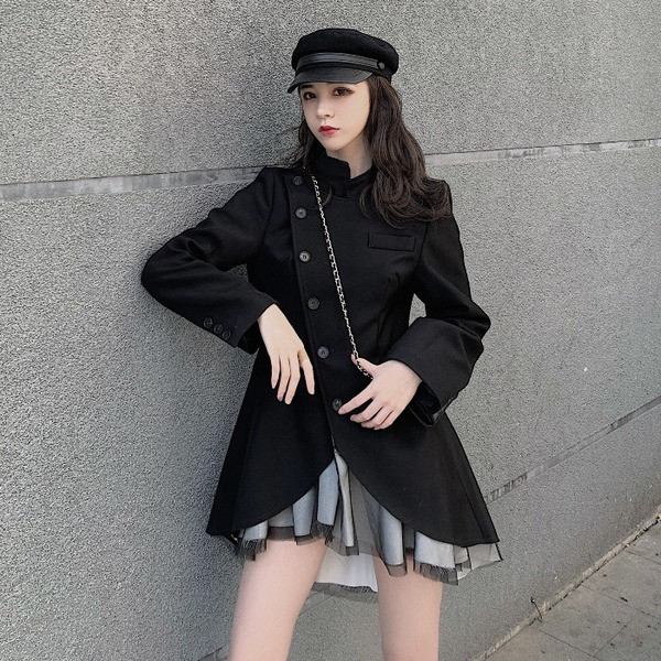 Asimetriska sieviešu kleita ar pogām un pusaugstu apkakli