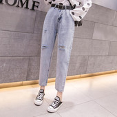 Moteriški laisvalaikio džinsai aukštu juosmeniu ir suplyšusiu dešiniuoju kampu