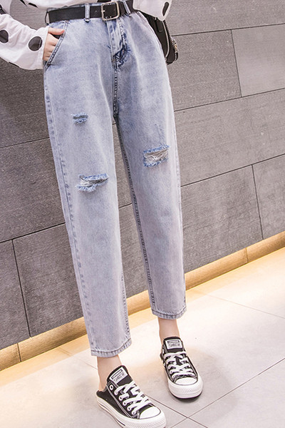 Moteriški laisvalaikio džinsai aukštu juosmeniu ir suplyšusiu dešiniuoju kampu