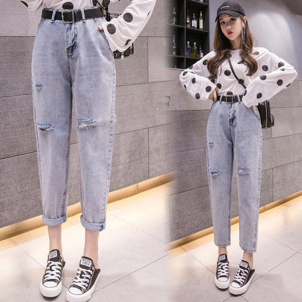 Moteriški laisvalaikio džinsai aukštu juosmeniu ir suplyšusiu dešiniuoju kampu