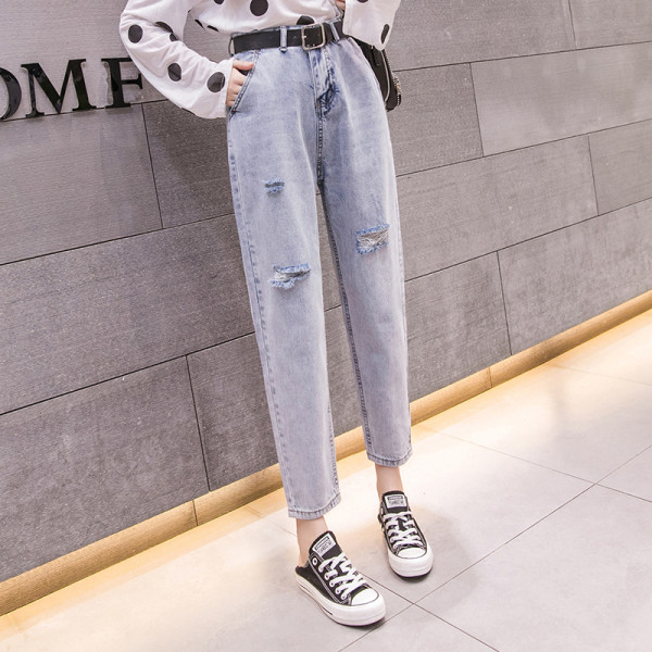 Moteriški laisvalaikio džinsai aukštu juosmeniu ir suplyšusiu dešiniuoju kampu