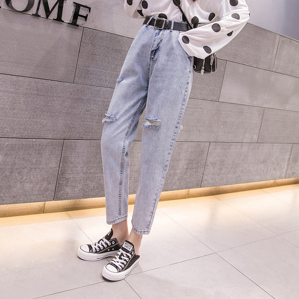 Moteriški laisvalaikio džinsai aukštu juosmeniu ir suplyšusiu dešiniuoju kampu