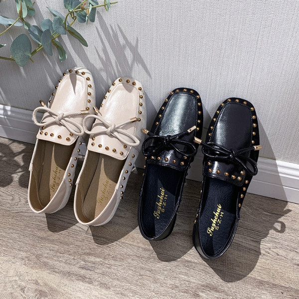 Női alkalmi cipő eko bőrből, lapos talppal, fém fűzőlyukkal