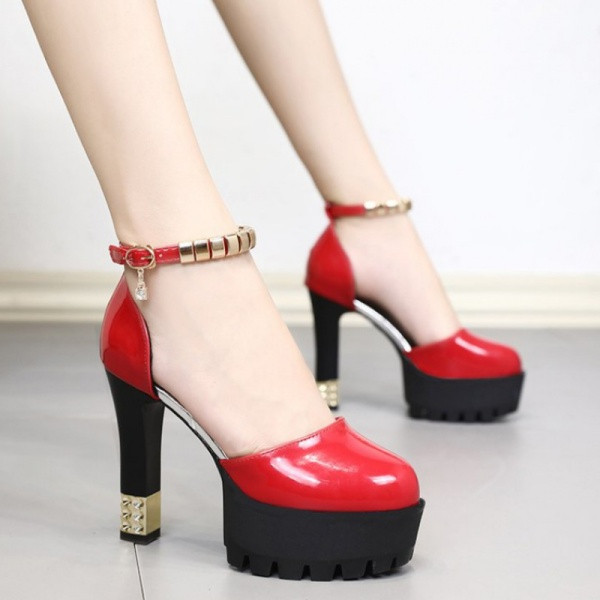 Moodsad naiste kõrge kontsaga kingad läikiva efektiga ja pandlaga