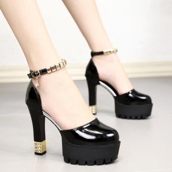 Moodsad naiste kõrge kontsaga kingad läikiva efektiga ja pandlaga