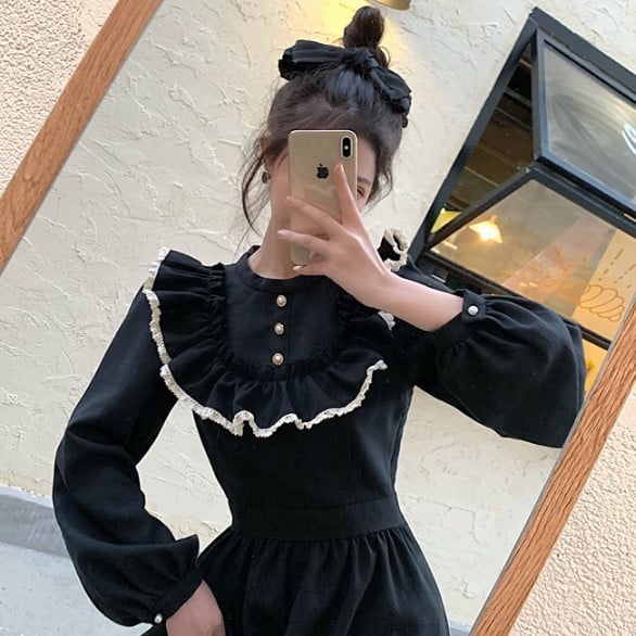 Retro stiliaus moteriška suknelė su apvalia iškirpte ir sagomis