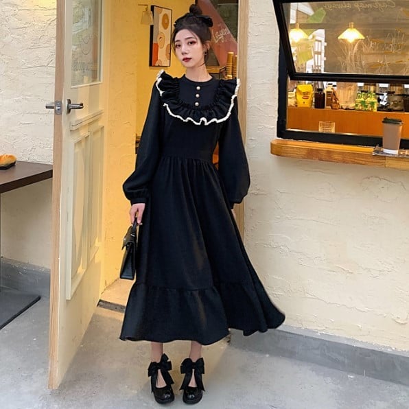 Retro stiliaus moteriška suknelė su apvalia iškirpte ir sagomis