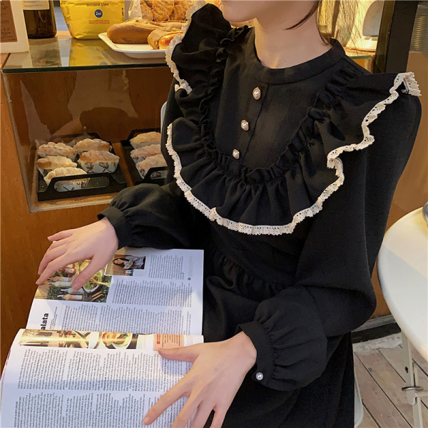 Retro stiliaus moteriška suknelė su apvalia iškirpte ir sagomis