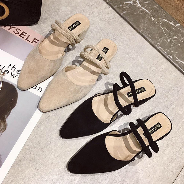 Női papucs öko velúrból, alacsony sarkú és pántokkal