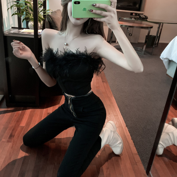 Mūsdienīgs sieviešu krūtis ar dūnām