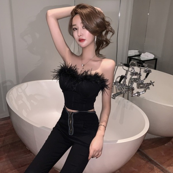 Mūsdienīgs sieviešu krūtis ar dūnām