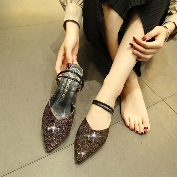 Moteriškos šlepetės smailaus modelio su blizgiu efektu