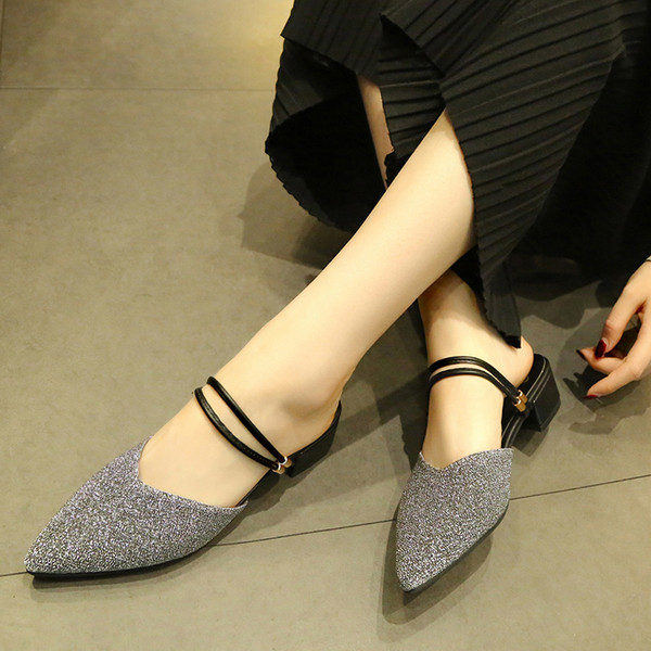 Moteriškos šlepetės smailaus modelio su blizgiu efektu