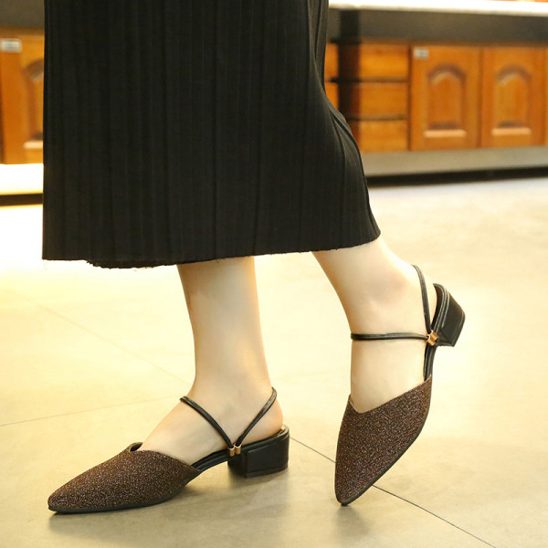 Moteriškos šlepetės smailaus modelio su blizgiu efektu