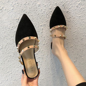 Moderne ženske papuče s kožnim remenima i metalnim zakovicama