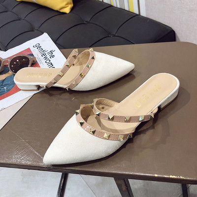 Moderne ženske papuče s kožnim remenima i metalnim zakovicama