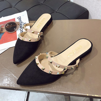 Moderne ženske papuče s kožnim remenima i metalnim zakovicama