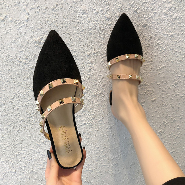 Moderne ženske papuče s kožnim remenima i metalnim zakovicama