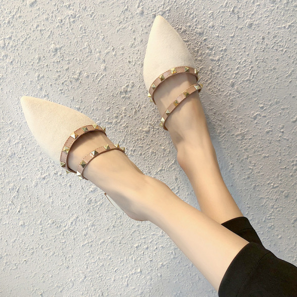 Moderne ženske papuče s kožnim remenima i metalnim zakovicama