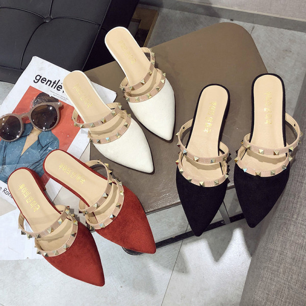 Moderne ženske papuče s kožnim remenima i metalnim zakovicama