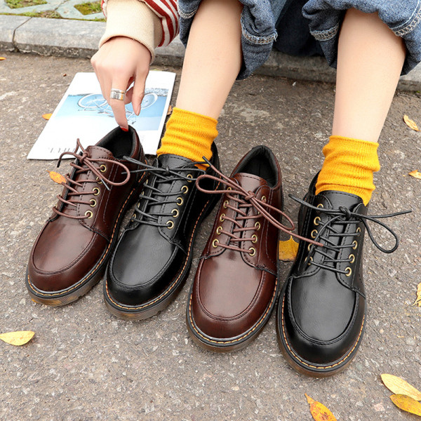 Moteriški laisvalaikio batai su užapvalintais raišteliais