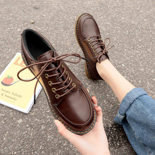 Moteriški laisvalaikio batai su užapvalintais raišteliais