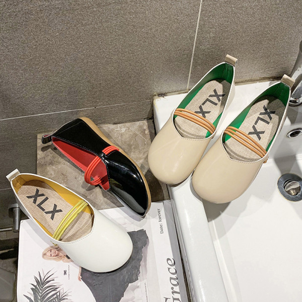 Női alkalmi cipő színes pánttal, lapos talppal